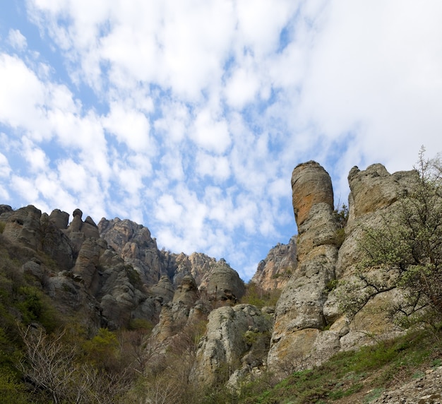 Vista de las montañas rocosas (valle de los fantasmas cerca del monte Demerdzhi, Crimea, Ucrania)