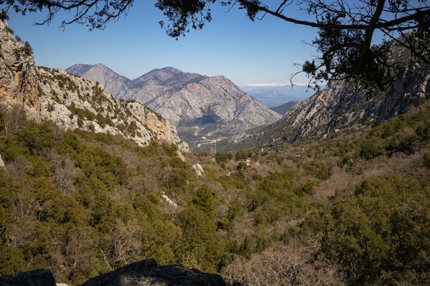 Una vista de las montañas desde el sendero.