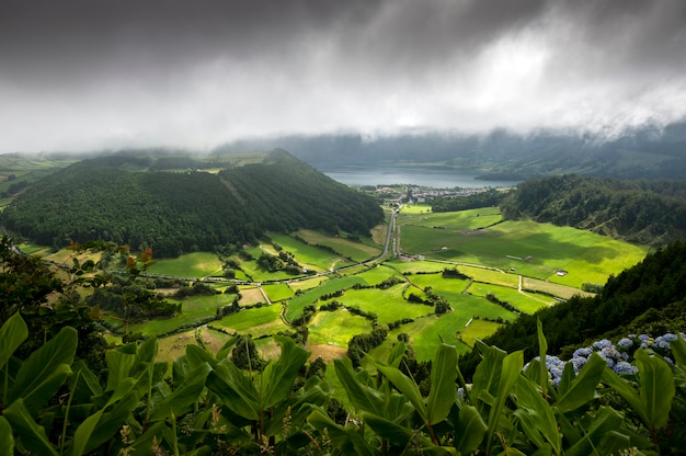 Foto vista desde las montañas del valle y el lago sete cidades un día con nubes y sol. sao miguel azores portugal