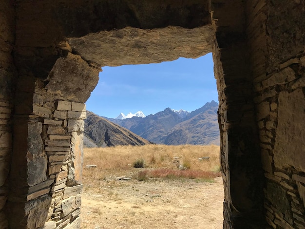 Vista de las montanas desde una ventana de piedras