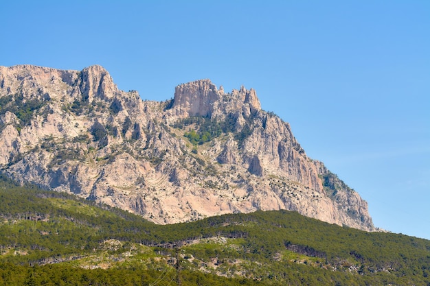 Foto vista del monte ai-petri desde la ciudad de alupka en crimea.