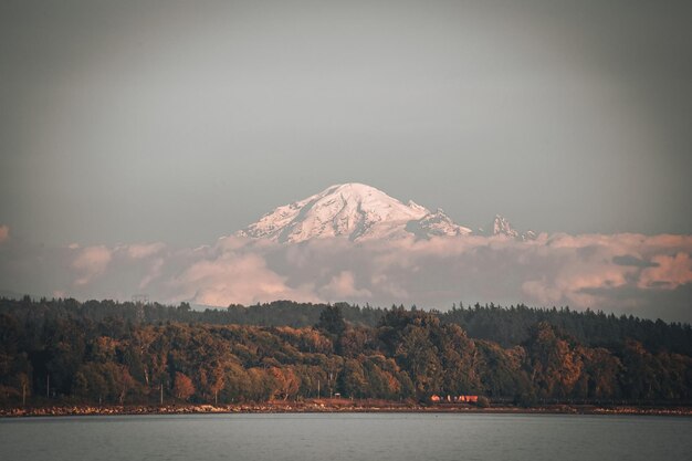 Vista del Monte Baker desde la ciudad de White Rock, Columbia Británica, Canadá