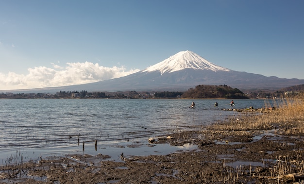 Vista del monte Fuji al amanecer desde el lago kawaguchiko yamanishi Japón