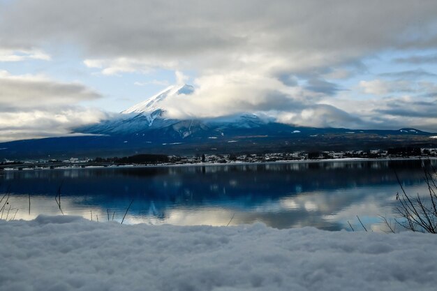 La vista del Monte Fuji, Japón en el invierno con nieve cubriendo todo