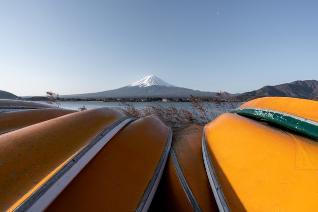 Vista del monte Fuji o Fujisan con barco amarillo y cielo despejado