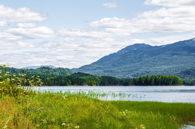 Vista del monte Kizya desde el lago Tagasuk. Territorio de Krasnoyarsk, Rusia