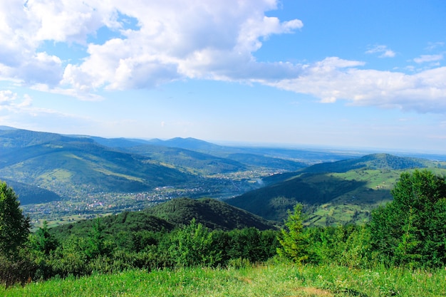 Vista desde el monte Makovitsa en Ucrania occidental. Paisaje de montañas y bosques. Ucrania, Yaremche