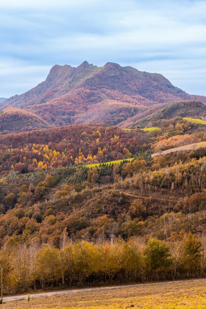 Vista del monte Peñas de Aya y Aiako Harria en otoño desde el monte Erlaitz en la localidad guipuzcoana de Irún. país Vasco