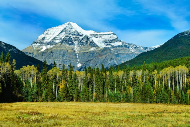 Vista del Monte Robson, la montaña más alta de las Montañas Rocosas canadienses, en la Columbia Británica