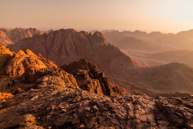 Vista desde el Monte Sinaí al amanecer Hermoso paisaje de montaña en Egipto