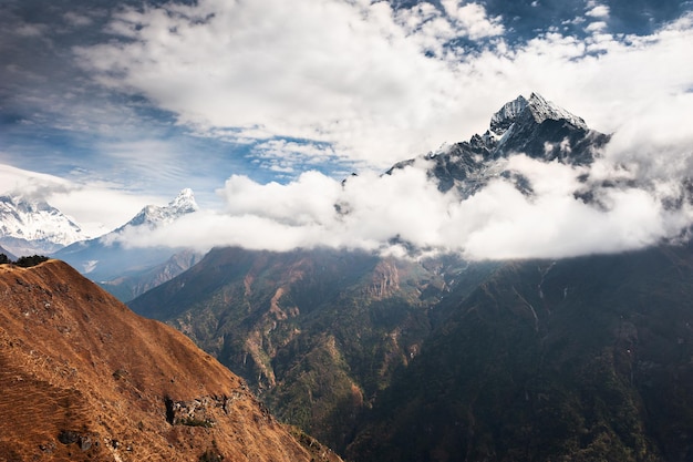 Vista del monte Thamserku (6608 m de altitud) en el Himalaya, Nepal. Caminata al campamento base del Everest, parque nacional de Sagarmatha