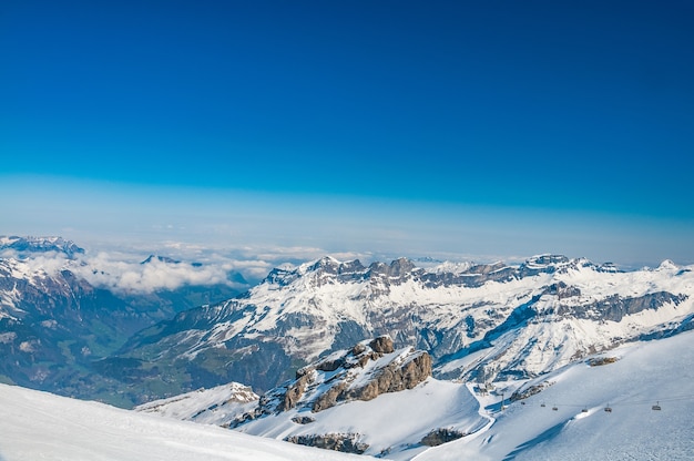 Vista desde el monte. Titlis en los Alpes suizos