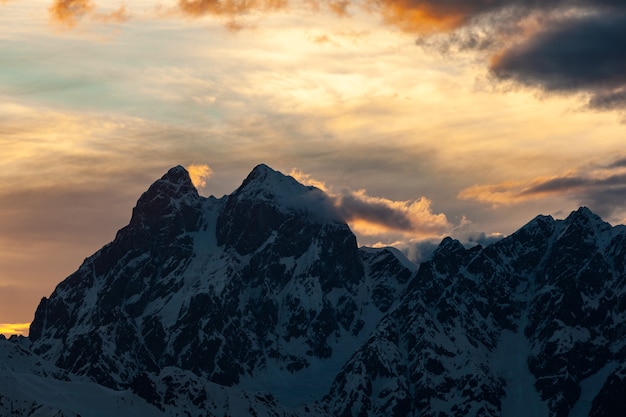 Vista del monte Ushba en sunseti. Región de Svaneti de Georgia. Viaje.