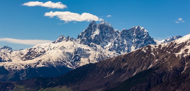 Foto vista del monte ushba. ushba es uno de los picos más notables de la cordillera del cáucaso, ubicado en la región de svaneti de georgia. viaje.