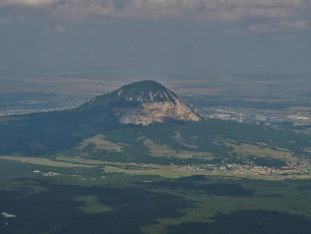 Vista del monte Zheleznaya desde el monte Beshtau. Piatigorsk, Rusia.