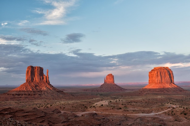 Vista de Monument Valley al atardecer