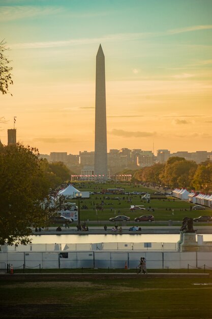 Foto vista del monumento en la ciudad durante la puesta de sol