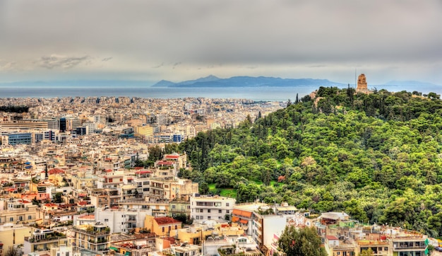 Foto vista del monumento de filopappos en la colina de mouseion en atenas, grecia