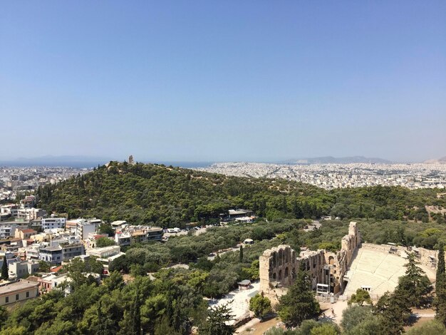 Foto vista del monumento de filopappos y el odeón de herodes ático desde la acrópolis ateniense