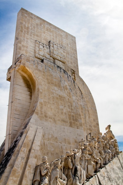 Vista del monumento histórico a los descubrimientos, ubicado en Lisboa, Portugal.