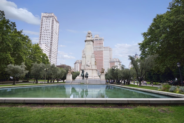 Vista del monumento a Miguel de Cervantes en la Plaza de España.