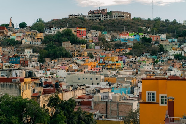 Vista del monumento el pepila y la colorida ciudad de Guanajuato en México