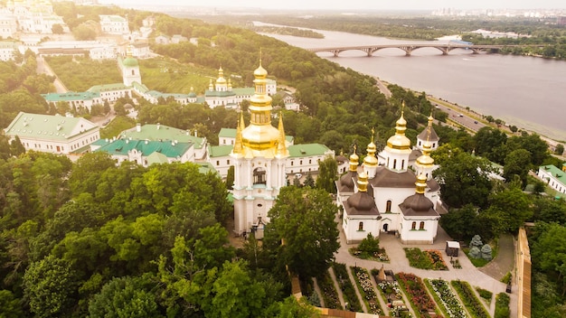 Una vista de los monumentos de Kiev Pechersk Lavra, Honicide y Mother Homeland.