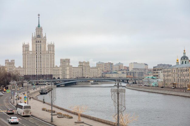 Una vista de moscú desde el río.