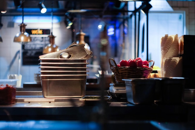 Foto vista del mostrador de la cocina en un restaurante