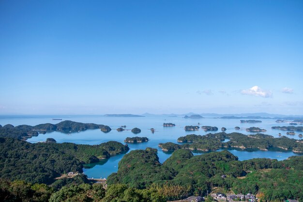 Vista de muchas islas y mar. isla de kujuku (99 islas) en sasebo, nagasaki, japón.