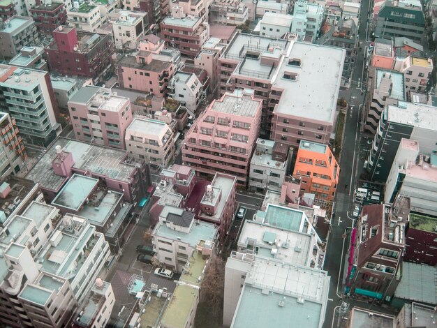 Vista de muchos edificios en la ciudad desde edificio alto.