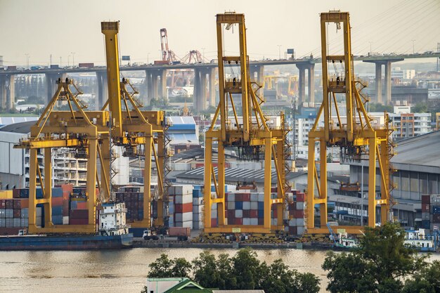 Foto vista del muelle comercial