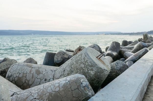 Vista desde el muelle de Diga Sottomarina Rompeolas de hormigón con el fondo azul del mar que se encuentra con el horizonte Seascape