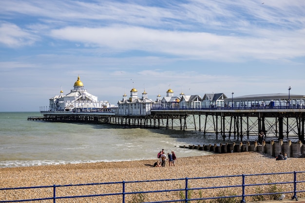 Vista del muelle de Eastbourne en East Sussex el 29 de julio de 2021. Personas no identificadas