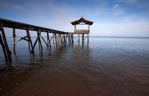 Foto vista del muelle en el mar