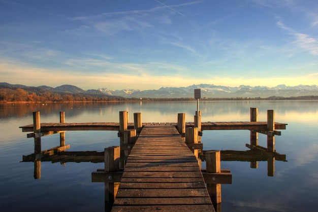 Vista del muelle sobre el lago tranquilo