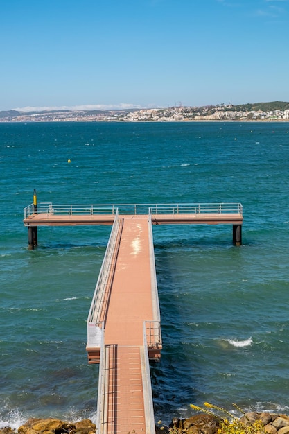 Vista desde el muelle sobre el mar en la playa de la soledad