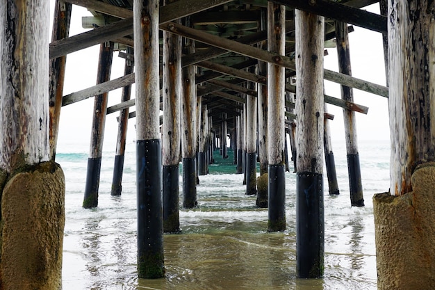 Vista del muelle sobre el mar
