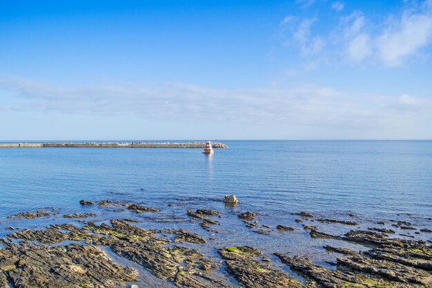 Vista del muelle de Stintino en un día despejado