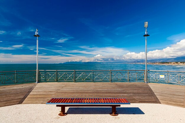 Vista del muelle de Tonfano