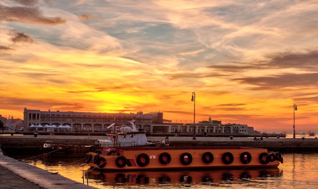 Vista del muelle de Trieste al atardecer Italia