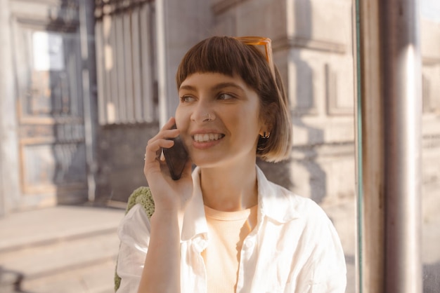 Vista de mujer atractiva hablando por teléfono