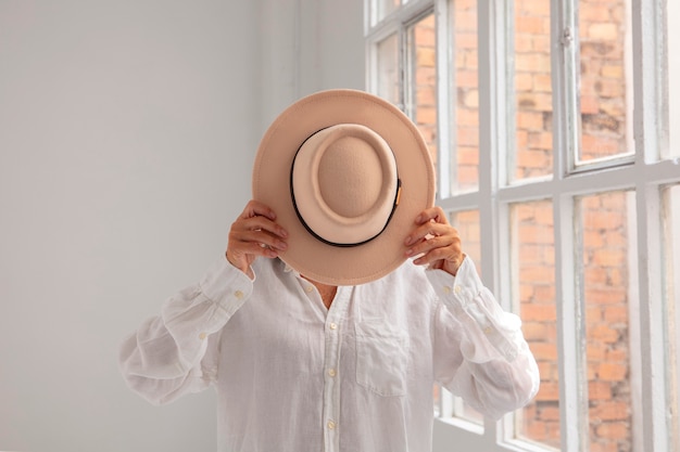 Foto vista de una mujer con un elegante sombrero fedora