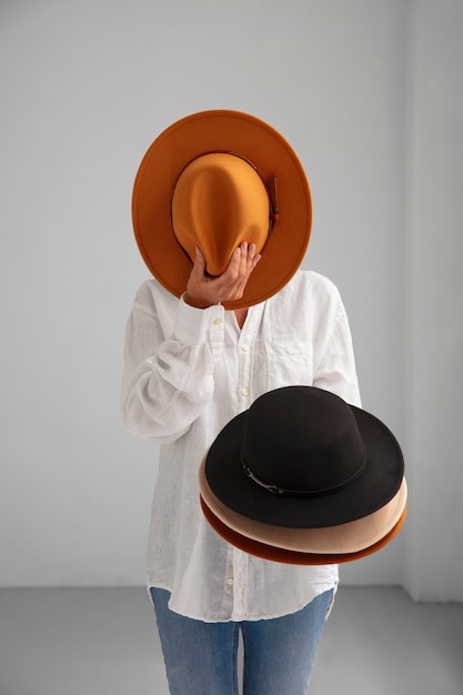 Foto vista de una mujer con un elegante sombrero fedora