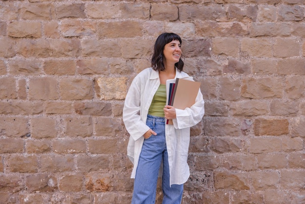 Vista de mujer elegante sonriendo y mirando a otro lado