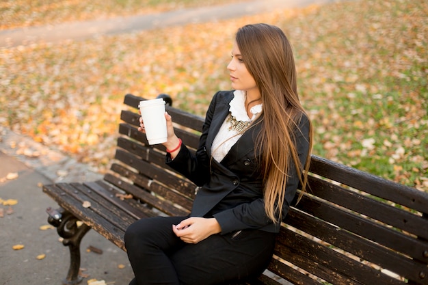 Vista de la mujer sosteniendo una taza con café