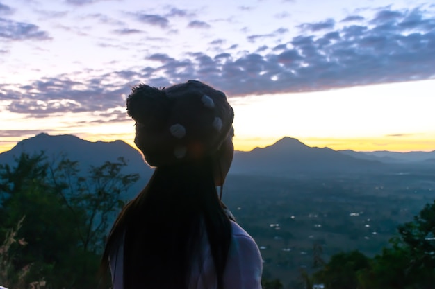 Vista de las mujeres de la montaña y tomar