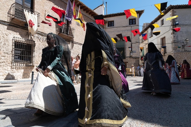 Vista de mujeres vestidas con trajes renacentistas durante la fiesta ducal de Pastrana España