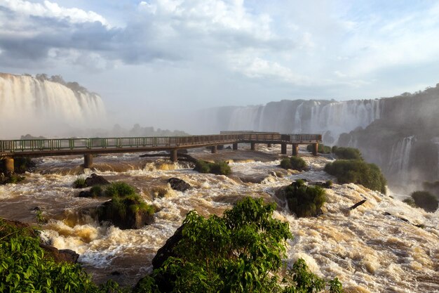 Vista de las mundialmente conocidas Cataratas del Iguazú en la frontera de Brasil y Argentina