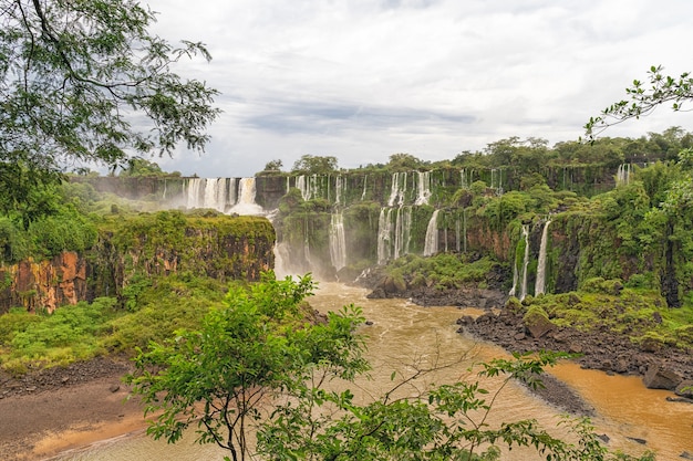 Vista de las mundialmente famosas cascadas de Iguasu en Argentina